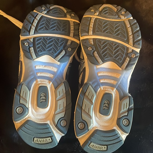 ASICS - Picture 4 of 6